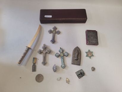 Lot religieux comprenant, 3 croix émaillées...