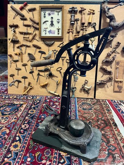 Un ensemble de trois panneaux contenant 140...