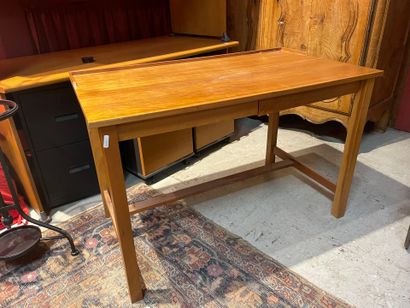 Un bureau en bois comprenant deux tiroirs...
