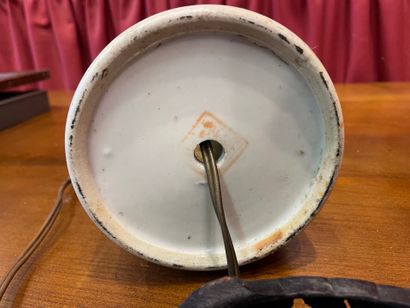 Une vase début XXème rouleau en porcelaine...