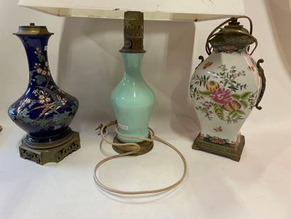 Un lot de trois lampes comprenant : 1/ Une...