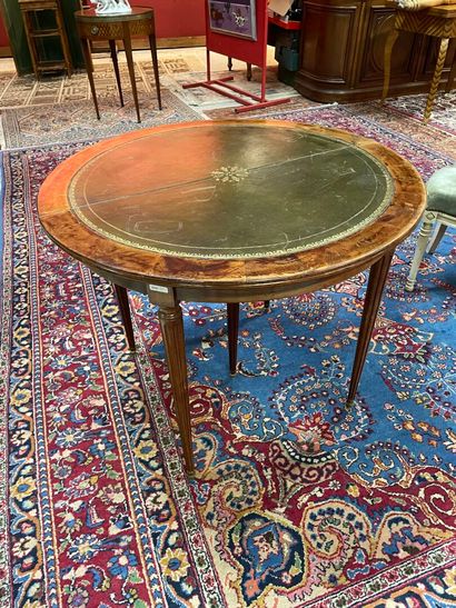 Table ronde de style Louis XV, gainé de cuir...