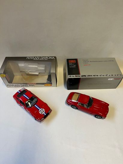 Un lot comprenant 2 FERRARI à l'échelle 1/18eme...
