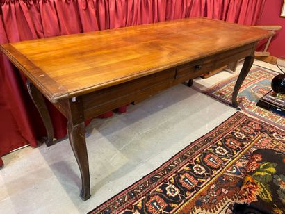 Une table rustique en bois fruitier, pieds...