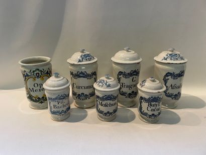 Un lot de 6 pots à pharmacie avec couvercle...