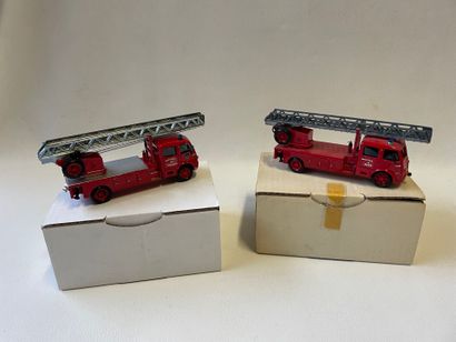 Un lot de 2 camions de pompier BERLIET GLB...