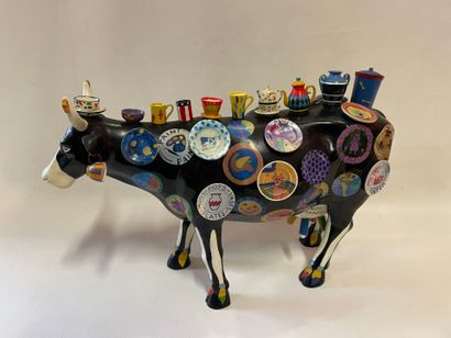 Une vache en résine à décor de théière et...