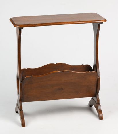Paire de chaises en bois et un porte-rev...