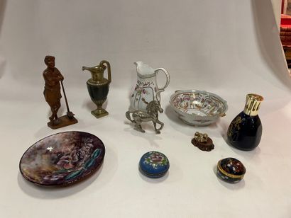 Un lot 9 objets, comprenant : une statuette...