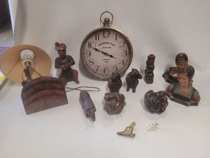 Un lot comprenant horloge, singes en métal,...
