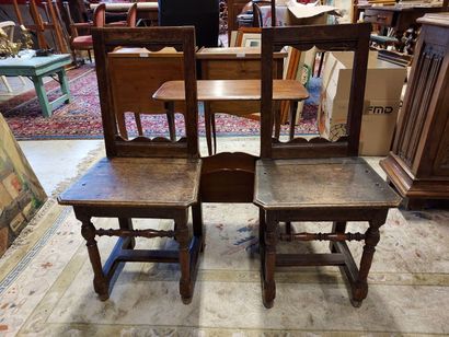 Paire de chaises en bois et un porte-rev...