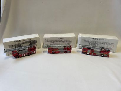 Un lot de 3 camions de pompiers à l'échelle...