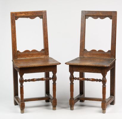 Paire de chaises en bois et un porte-rev...