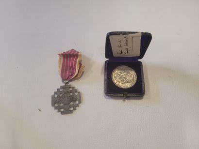 Lot de 2 médailles en argent comprenant la...