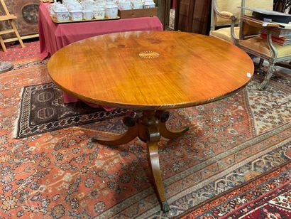 Table ronde en bois de placage pieds tripode,...