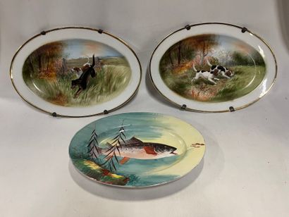 Une suite de deux plats en faïence à décor...