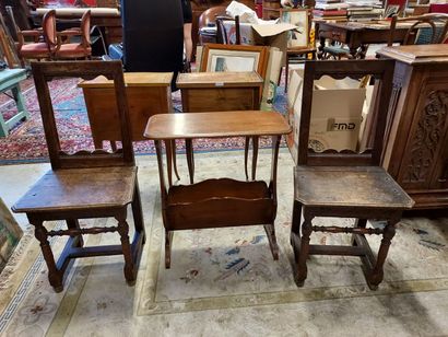 Paire de chaises en bois et un porte-rev...