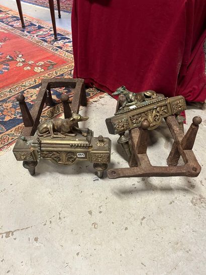 Une paire de chenets en bronze, surmonter...