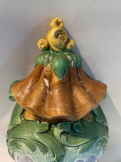 Une fontaine en barbotine, à décor de cygnes...
