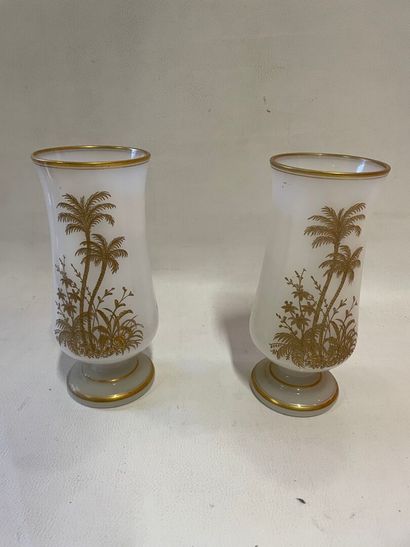 Paire de vases en opaline blanche à décors...