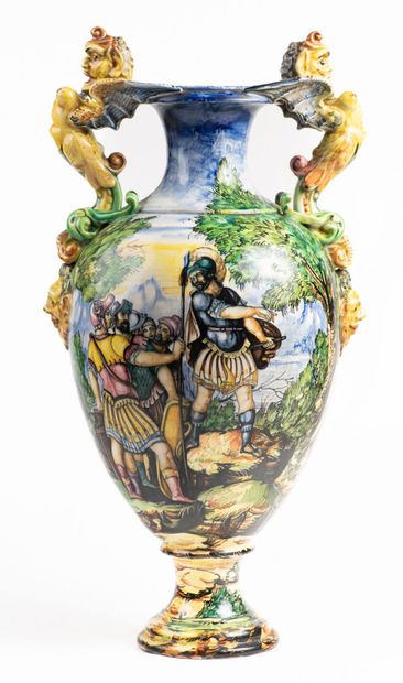 une suite de deux vases dans le goût Majolique...