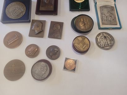 Lot de 14 médailles principalement en bronze...