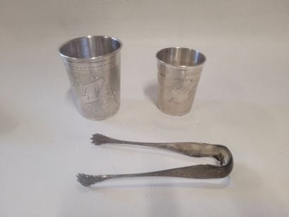 Lot de 2 timbales en argent à la Minerve,...