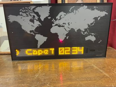 Une horloge de table avec fuseaux horaire...