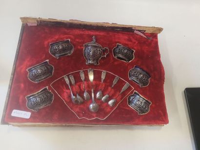 Un coffret comprenant 6 salières avec leur...