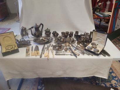 Un lot de métal argenté comprenant timbales,...