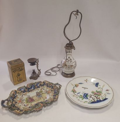 Lot de 4 objets comprenant un lampe dans...