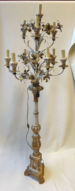 Lampadaire en bois peint, pieds griffes,...