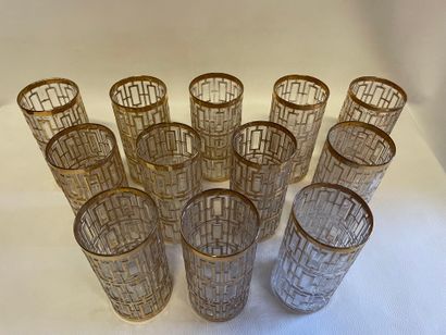 Un lot de 12 verres de bar dorés, de la marque...