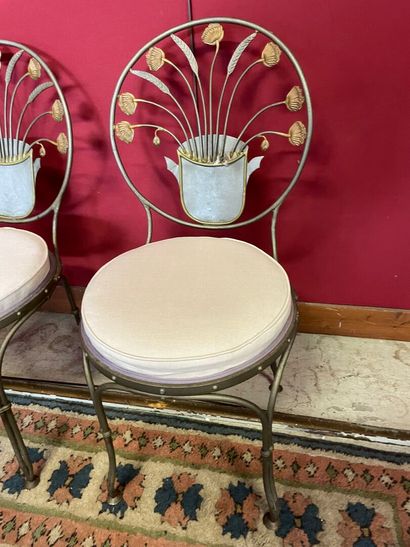 Un lot de 4 chaises en fer forgé à décor...