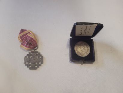 Lot de 2 médailles en argent comprenant la...