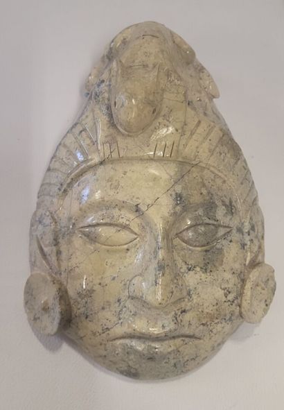 Un lot comprenant un masque et une statuette...
