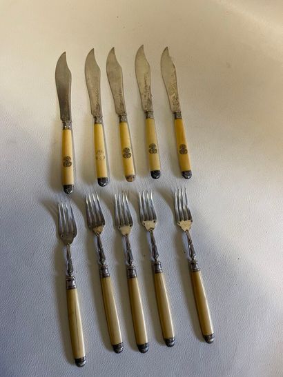 10 couverts avec lame en argent et manche...