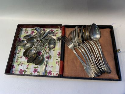 Un lot de couverts dépareillés en métal argenté...