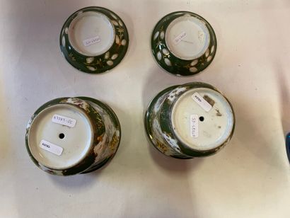 Une paire de cache pot avec leur soucoupe...