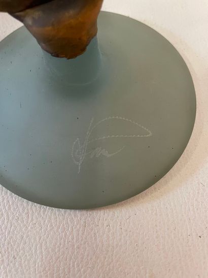 Soliflore d'artiste en pâte de verre portant...