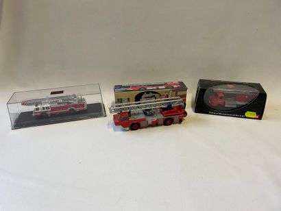 Un lot de 3 camions de pompier de marques...