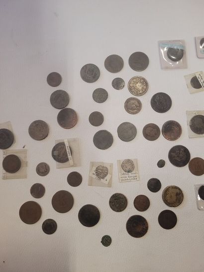 un lot de 64 pièces dont 61 en bronze ou...