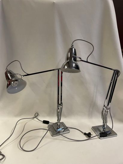 Une paire de lampe de bureau en inox modèle...