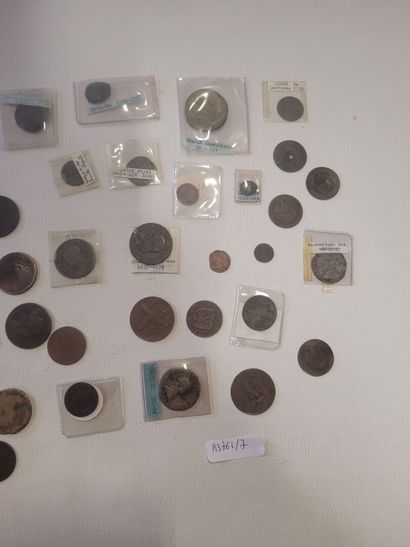 un lot de 64 pièces dont 61 en bronze ou...