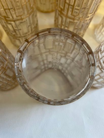 Un lot de 12 verres de bar dorés, de la marque...