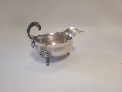 Une saucière, reposant sur trois pieds à...