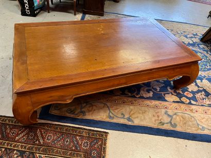 Table basse en teck contemporaine. L142x...