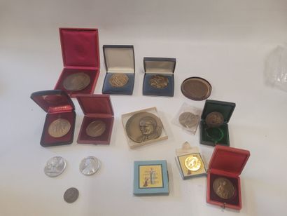 Lot de 15 médaille religieuse principalement...