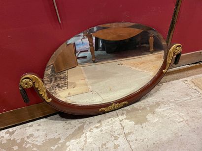 Un miroir ovale biseauté des années 20, L90xH53cm,...