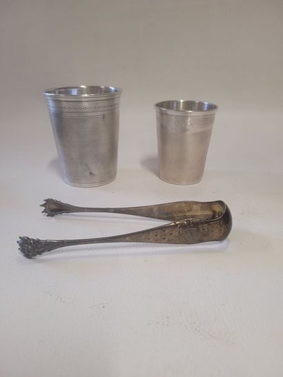 Lot de 2 timbales en argent à la Minerve,...